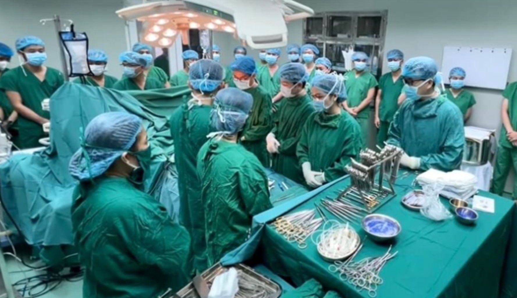 Bệnh nhân đầu tiên được ghép đồng thời tim, gan